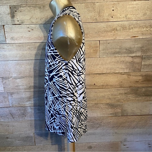 Nike  women’s white & black sleeveless shirt‎ in size small - Picture 2 of 10